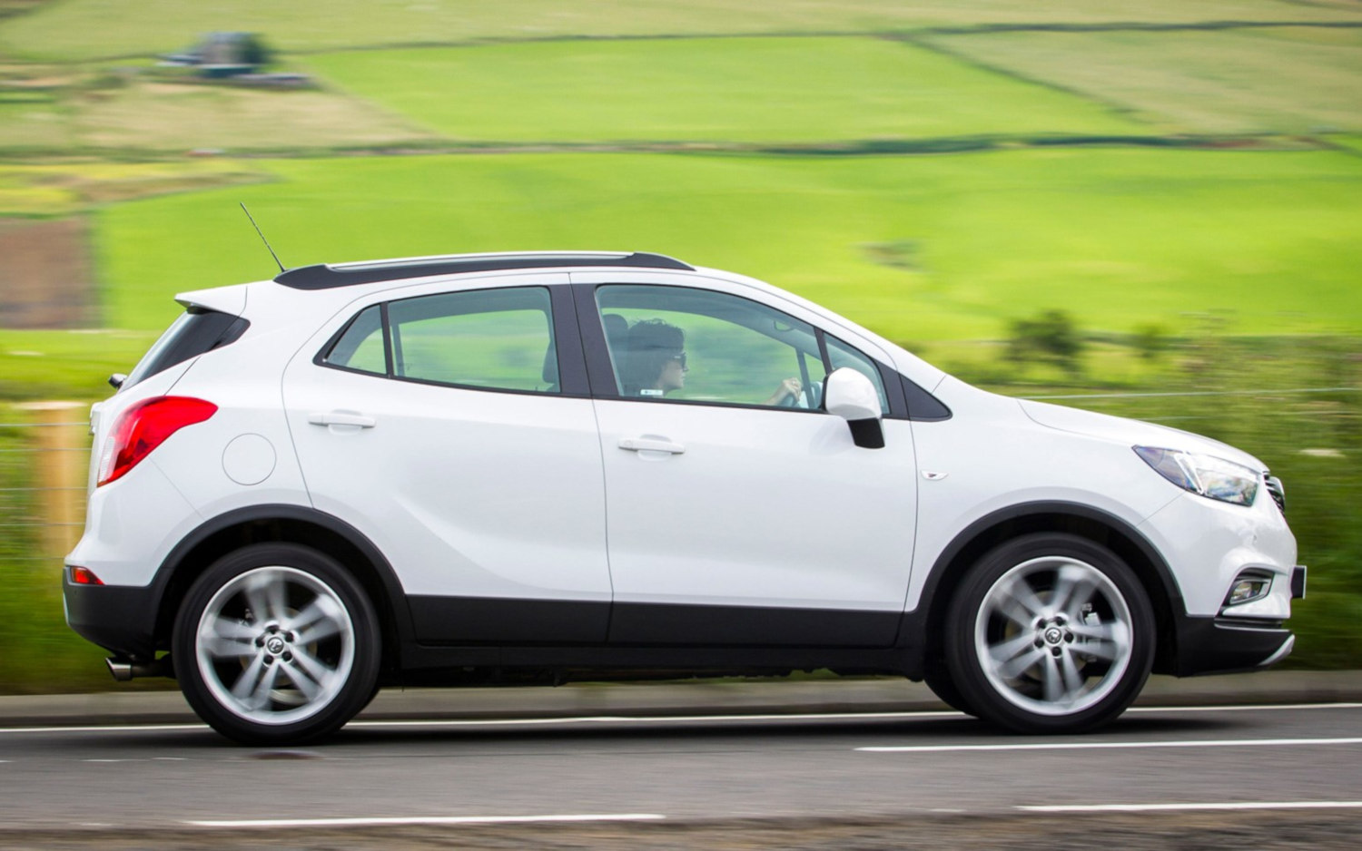 Comparison Vauxhall Mokka ELITE 2019 vs Nissan Juke SL 2017 SUV